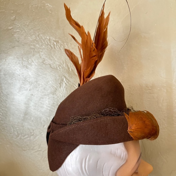AMAZING 1940s\' BROWN FELT HAT - FEATHERED BRIM + TALL FEATHERS AND FELT STRIPS main image 4